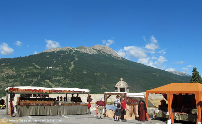 Le marché médiévale sur la place Dauphine. 