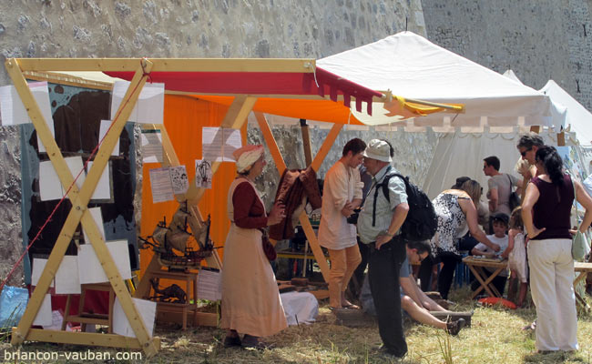 Animations dans les foss&eacute;s de la Cit&eacute; historique de Brian&ccedil;on. 