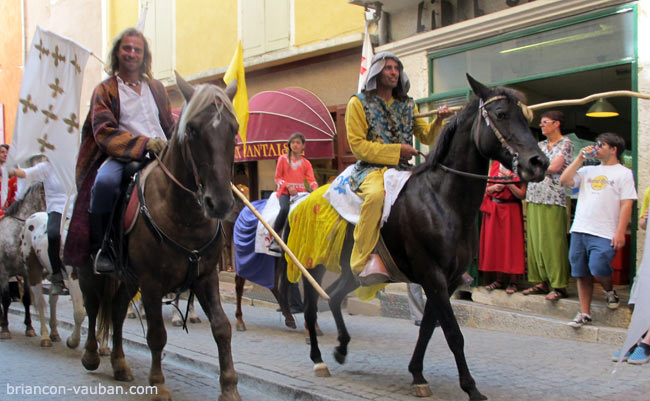 Les cavaliers d'Esteban dans les fossés de la Cité Vauban. 