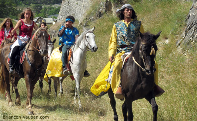 Les cavaliers d'Esteban dans les fossés de la Cité Vauban. 