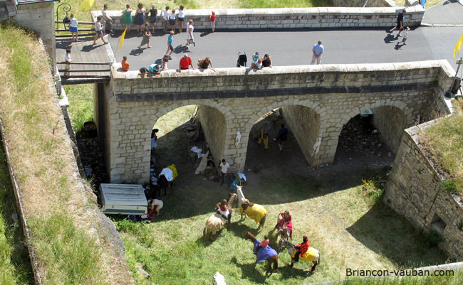 Les cavaliers d'Esteban dans les fossés de la Cité Vauban. 