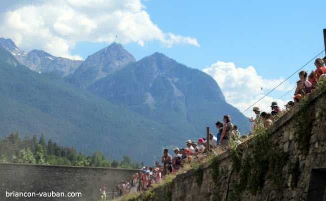 Les cavaliers d'Esteban dans les fossés de la Cité Vauban. 