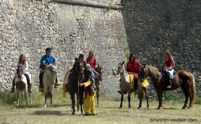 Les cavaliers d'Esteban dans les fossés de la Cité Vauban. 