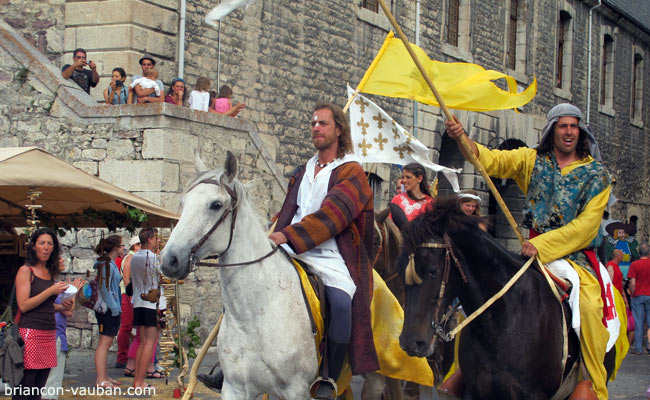 Les cavaliers d'Esteban sur la place Dauphine à Briançon. 