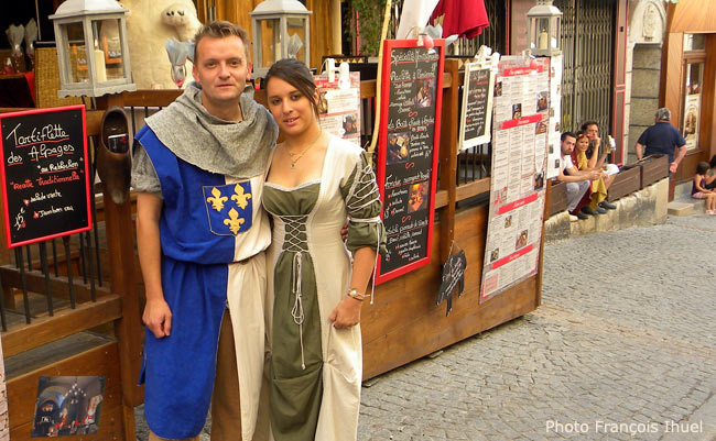 Les cavaliers d'Esteban dans les fossés de la Cité Vauban. 