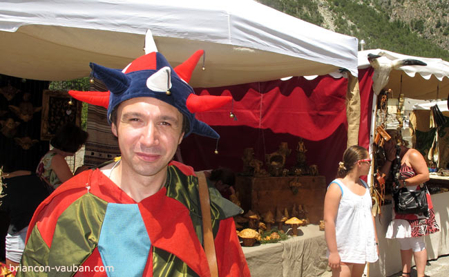 Un bénévole de la fête médiévale de Briançon. 