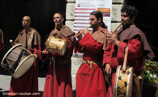 Les Frères Jean devant le Vieux Colombier à Briançon. 