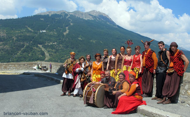 Folfarandole, le groupe de danseusr et musiciens sur les remparts de Briançon. 