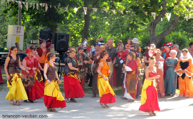 Folfarandole, le groupe de danseusr et musiciens, sur le parc Chanoine Motte à Briançon. 