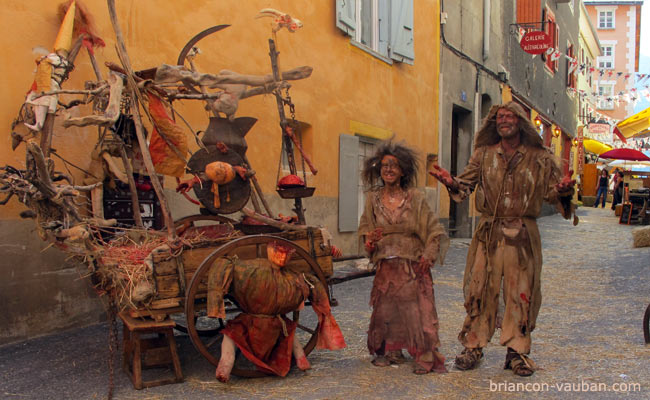La Petite Faucheuse, des gueux rue porte Méane à Briançon. 