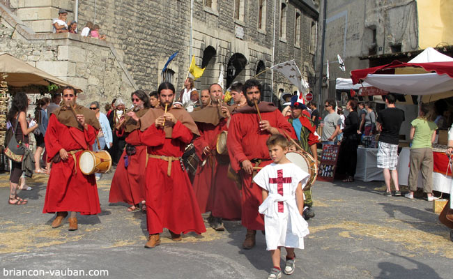 Les Frères Jean Place Dauphine à Briançon. 