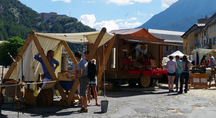 Sur le marché de la fête médiévale de Briançon
