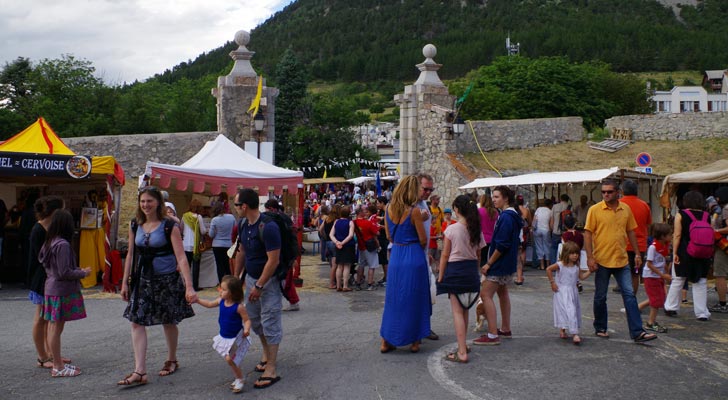 Sur le marché de la fête médiévale de Briançon