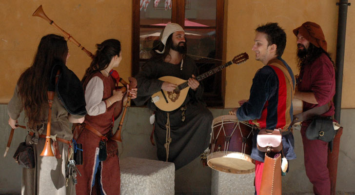 Des musiciens sur la place d'Armes