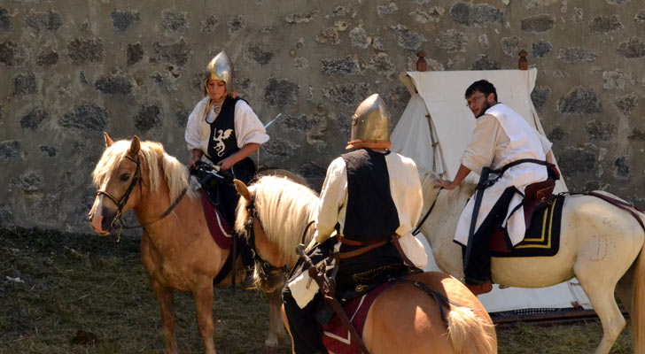 Cavaliers dans les fossés de la cité Vauban de Briançon