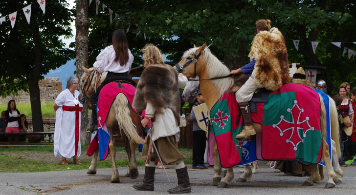 Des cavaliers dans le jardin Chanoine Motte