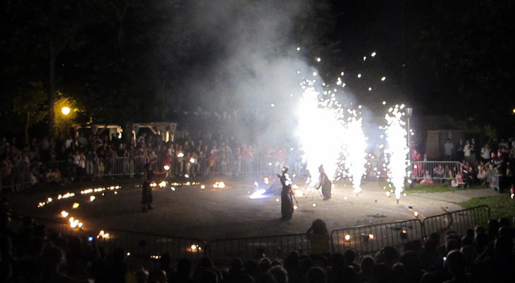 Spectacle de feu et pyrotechnie