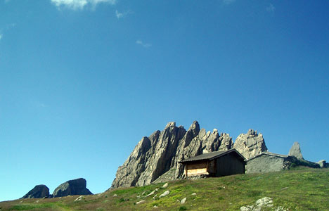 Photo du chalet pastoral du Clot d'Ane au dessus de l'Alp du Lauzet dans le Briançonnais
