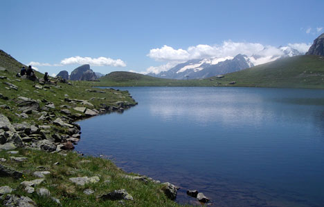 Photo du lac de la Ponsonnière au dessus de l'Alp du Lauzet dans le Briançonnais.
