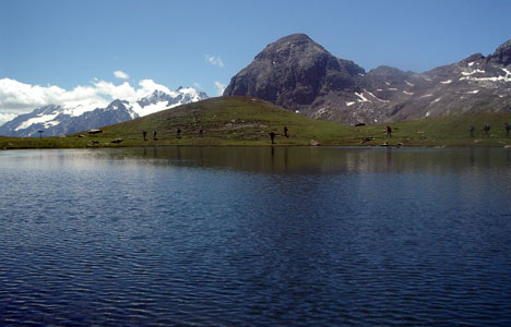 Photo du lac de la Ponsonnière au dessus de l'Alp du Lauzet dans le Briançonnais.