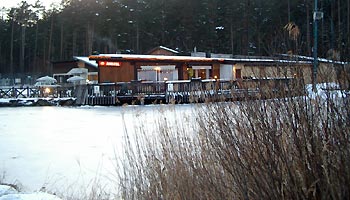 Le lac gelé devant le restaurant