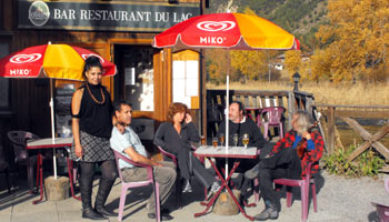 Devant le restaurant du lac en Clarée